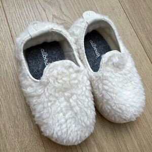 Allbirds Cozy White Shearling toddler slippers size 5c